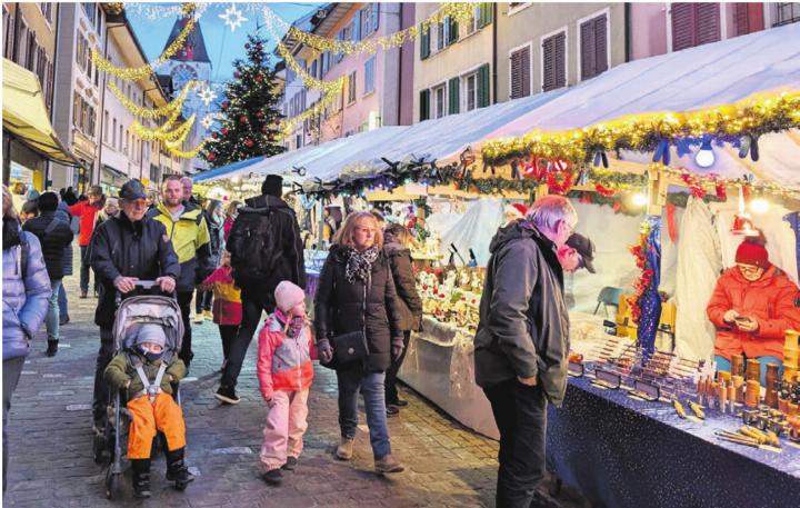 Es gibt wohl kaum malerischere Kulissen für einen Markt als die weihnachtlich geschmückte Marktgasse. Bilder: Marco Huwyler