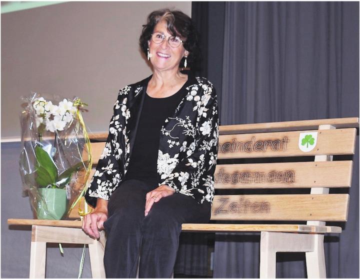 Als Zeichen der Wertschätzung und des Danks für ihren Einsatz erhielt Rosmarie Groux eine spezielle Sitzbank. Bild: Erika Obrist