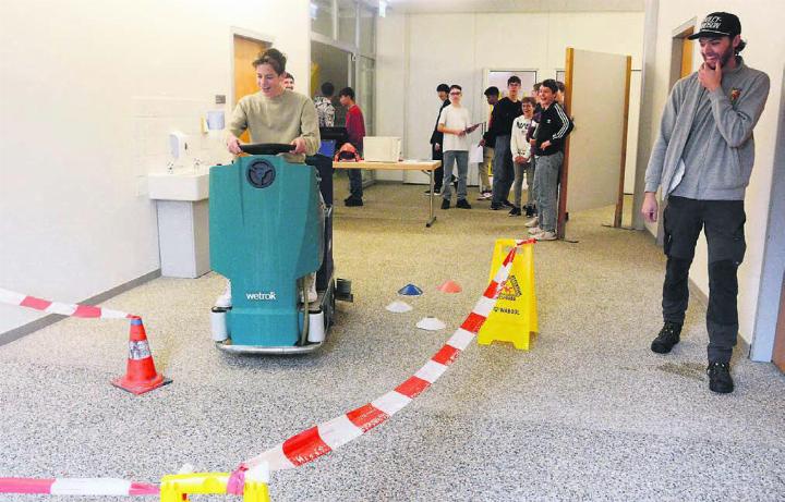 Für einmal durften die Schüler mit der Putzmaschine durchs Schulhaus flitzen, was offensichtlich Spass macht. Bilder: Chregi Hansen Für einmal durften die Schüler mit der Putzmaschine durchs Schulhaus flitzen, was offensichtlich Spass macht. Bilder: Chregi Hansen