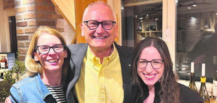 Posieren für ein gemeinsames Foto: Susanne Gygax (Grossratskandidatin 2024), der neue Präsident der Ortspartei Thomas Winkler und das neue Vorstandsmitglied Luana Azzarito. Bild: zg