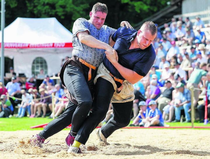 Jonas Wüthrich (links) im Duell mit dem Eidgenossen Adrian Odermatt am Basellandschaftlichen. 
Bild: Freshfocus