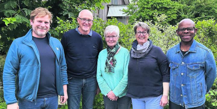 Sie bilden zusammen den ersten Vorstand des neuen Bremgarter Vereins «Reusstal-Zentrum Akanu Nigeria»: Dominik Lang, Andreas Kempter (Präsident), Lisbet Lang, Clivia Kempter und Pater Uche Iheke (von links). Bild: zg