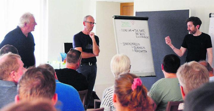 Sie freuen sich am grossen Interesse der Vereine und Institutionen und hoffen auf viele Ideen, von links: Franz Hold (Präsident Verein 1000 Jahre Kloster Muri), Stefan Staubli (OK-Präsident Sommerfest) und Tobias Holzer (Leiter Geschäftsstelle 1000 Jahre Kloster Muri). Bild: Annemarie Keusch