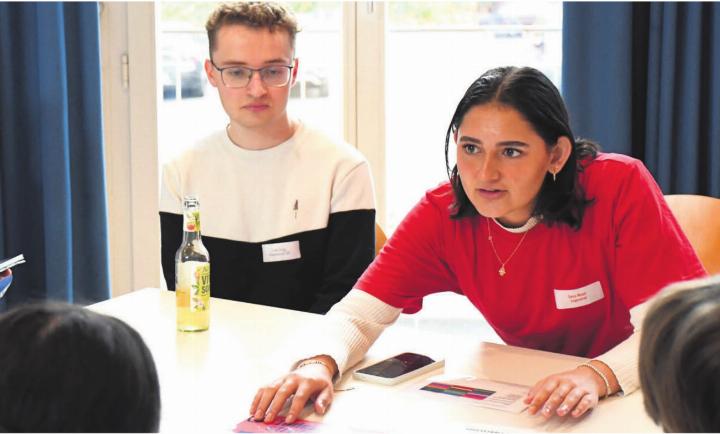 Sana Wazir war vor Jahresfrist noch als Mitglied des Jugendrates dabei: Nun ist sie als Projektleiterin Jugendsession tätig. Links Einwohnerrat Lionel Zingg von der FDP.
Bild: Archiv/dm Sana Wazir war vor Jahresfrist noch als Mitglied des Jugendrates dabei: Nun ist sie als Projektleiterin Jugendsession tätig. Links Einwohnerrat Lionel Zingg von der FDP.
Bild: Archiv/dm