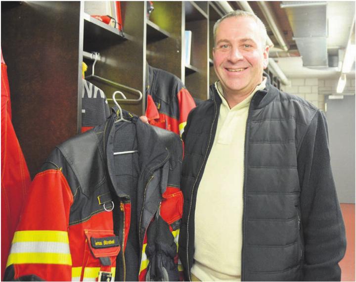 Die Arbeitskleider hat er abgegeben, seine Brandschutzkleidung hängt noch bis morgen in der Garderobe: der abtretende Kommandant Thomas Strebel. Bild: Annemarie Keusch