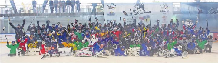 Volles Haus auf der Wohler Eisbahn. 100 Kinder sind erschienen, um beim Swiss Hockey Day mit diversen nationalen Eishockey-Grössen zu trainieren. Bilder: HC Wohlen Freiamt