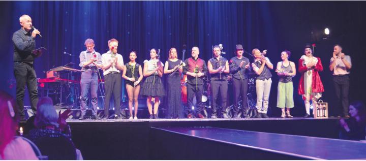 Lang anhaltender Applaus: Direktor Johannes Muntwyler bedankt sich beim diesjährigen Ensemble sowie bei den Musikern und der Sängerin. Bild: chh