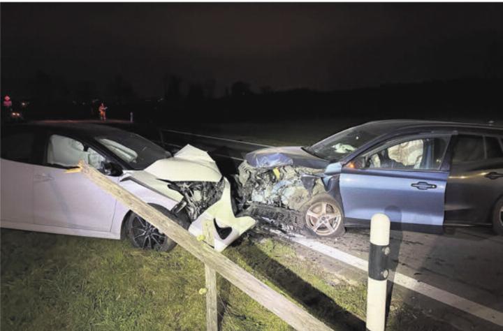 Die involvierten Fahrzeuge erlitten Totalschaden. Bild: pz