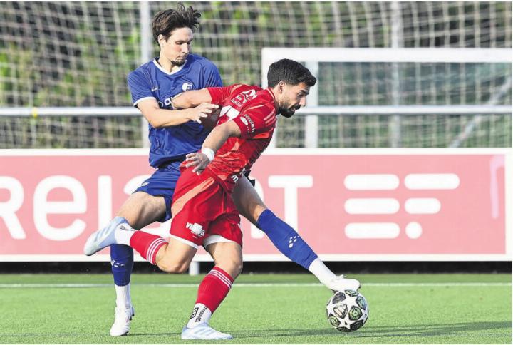 Wohlens Torschütze Gregors Helmanis im Duell mit Muris Valentin Gashi. Die Wohler Führung hielt nicht lange. Bilder: Alexander Wagner