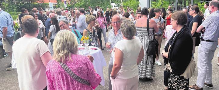 Bei schönstem Wetter konnten die Anwesenden den Apéro im Freien geniessen, bevor es für die eigentliche Feier dann ins «Hans & Heidi» ging.