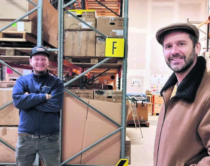 Logistik, Lager und Aufbereitungsort: Marc Nater von Sprinter Logistik, links, und Marco Tramontano schätzen ihre Zusammenarbeit. Bild: Verena Anna Wigger