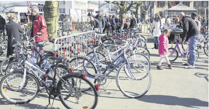 Diesen Samstag kann man wieder Velos auf dem Stadtschulhausplatz erwerben. Bild: Archiv