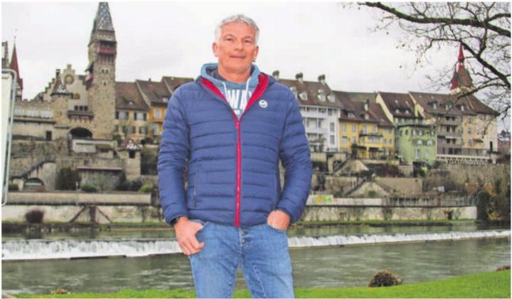 Markus Wertli mit der Reuss im Hintergrund. Gleich neben dieser Stelle wird am Samstag der Zieleinlauf sein, bei dem er die Medaillen verteilen darf. Bild: Josip Lasic