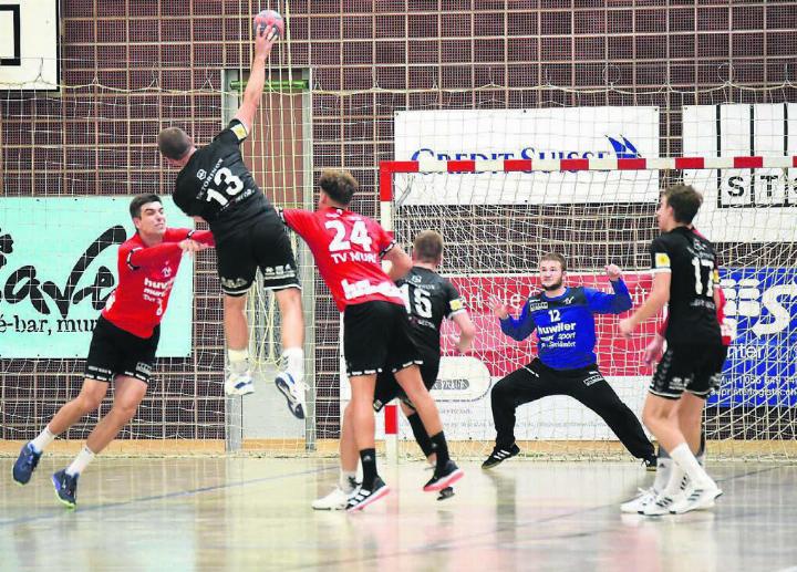 Gelingt Goalie Ivo Rütimann (Nummer 12) und dem TV Muri eine Überraschung gegen Gossau? Bild: tvm
