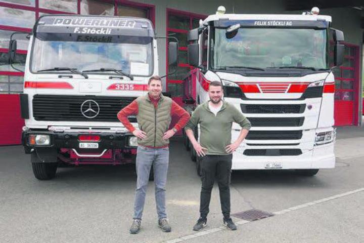 Die Firma mit den saubersten Lastwagen. Michi Stöckli, der neue HGV-Präsident (links), steht vor dem ersten Stöckli-Mercedes mit der Nummer 3335 von 1988, Bruder Fabian vor dem neusten Scania. Vater Felix überliess das Foto der neuen Generation. Bild: rts