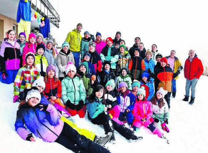 Gruppenbild der Schülerinnen und Schüler aus Oberlunkhofen und Islisberg im Skilager. Bild: zg