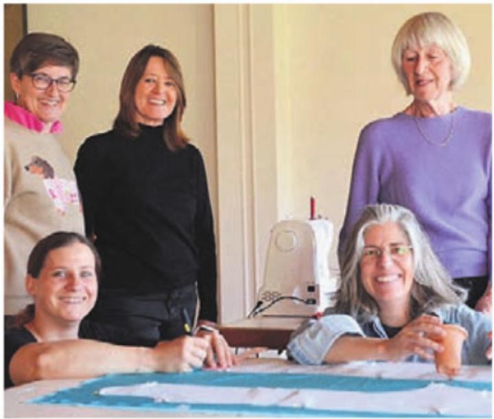 Nadine Buri (rechts vorne) mit Helferinnen aus dem Kostümteam. Bild: tst