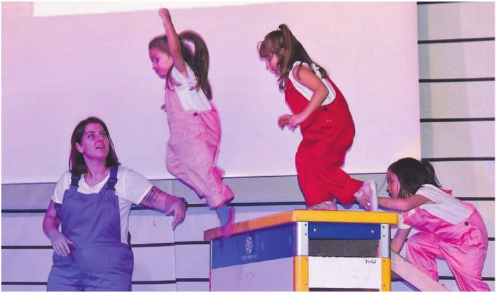 Mutig sprangen die Kleinsten vom Mukiturnen vom Schwedenkasten. Bild: eob Mutig sprangen die Kleinsten vom Mukiturnen vom Schwedenkasten. Bild: eob