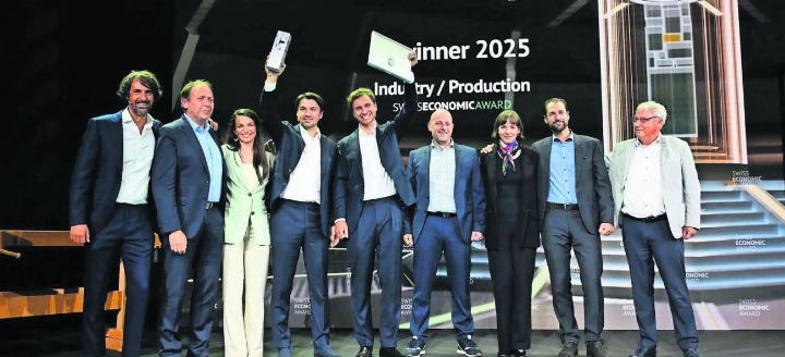 Freude, Stolz, Genugtuung: Die ganze Belegschaft von Lumvin auf der grossen Bühne des 27. Swiss Economic Forums in Interlaken. Bilder: pd/zg