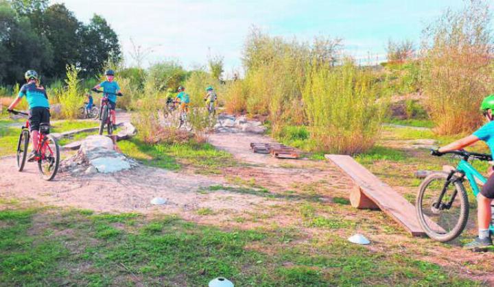 Der neue Skills Park bietet ideale Rahmenbedingungen für den Bike-Nachwuchs. Bild: zg