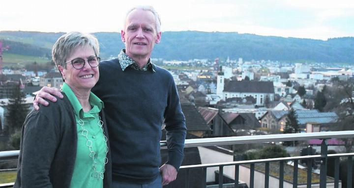 Lieblingswohnung gefunden: Markus und Andrea Keller geniessen in ihrer Wohnung an der Steingasse die traumhafte Aussicht auf Wohlen. Bilder: dm/wam