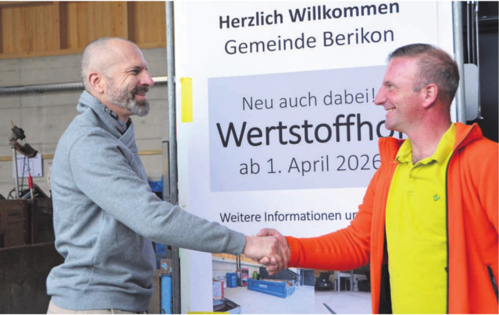 Die Gemeinden Rudolfstetten und Berikon gehen nun auch beim Wertstoffhof eine Zusammenarbeit ein: Vizeammann von Rudolfstetten-Friedlisberg Sascha Käppeli (links) und der Beriker Gemeinderat Roland Koller. Bild: Sabrina Salm