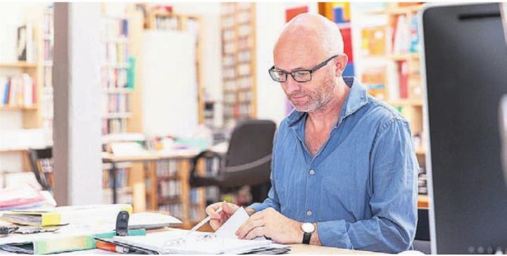 Paul Steinmann kann es kaum erwarten, dass seine erst auf Papier existierende Geschichte im Sommer in Hägglingen zum Leben erwacht. Bild: zg