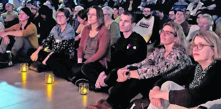 Erwartungsvolle Spannung im Reusspark-Saal. Die Präsentation des neuen Jahresmottos wird immer auf ganz spezielle, dem Thema angepasste Art zelebriert. Bilder: zg/wam