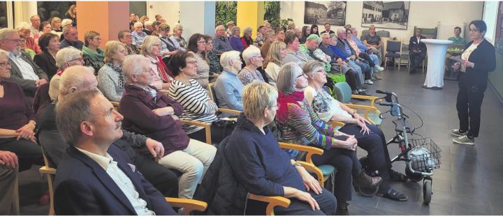 «Ausverkauft» in der Oberen Mühle: Das Thema Demenz, über das unter anderem Pflegedienstleiterin Brankica Dubravac (rechts) sprach, stiess auf grosses Interesse. Bild: Chregi Hansen