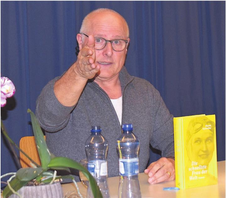 Steven Schneider liess bei der Lesung seine Hauptfigur des Romans, Eliska Junek, lebendig werden. Bild: Erika Obrist Steven Schneider liess bei der Lesung seine Hauptfigur des Romans, Eliska Junek, lebendig werden. Bild: Erika Obrist