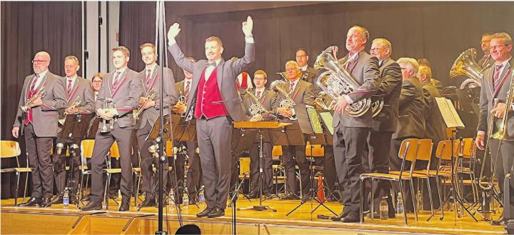 Freude über den grossen Applaus des Publikums – zum letzten Mal unter der Leitung von Dirigent Flavio Killer. Bilder: Walter Minder Freude über den grossen Applaus des Publikums – zum letzten Mal unter der Leitung von Dirigent Flavio Killer. Bilder: Walter Minder