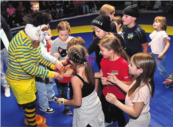 Chnorrlimorrli und die Kinder in der Halbzeit des NLA-Halbfinals. Fotos: Alexander Wagner