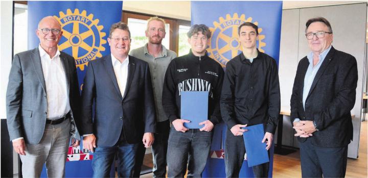 Sie standen an der Feier im Mittelpunkt (von links): Pascal Gregor (Präsident Rotary Stiftung), Max Wyder (Präsident Rotary Club Freiamt), die Preisträger Daniel Bergin, Fabian Sax und Joel Hartmann sowie Toni Notter, der Initiant des Preises. Bilder: Chregi Hansen