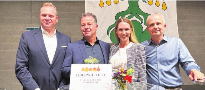 Sie sorgen dafür, dass die Stimmberechtigten in Oberwil-Lieli bei den Gemeinderatswahlen eine Auswahl haben (v. l.): Marco Feusi, Dominik Widmann, Jenny Gerber und André Künzler. Bild: gum