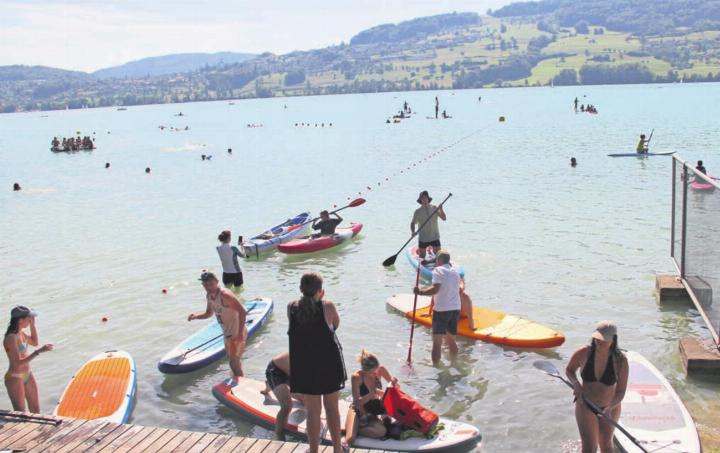 Im Strandbad Seerose wurde extra ein neuer Steg erstellt für den Einstieg mit dem SUP. An schönen Tagen wie am letzten Wochenende kommt es da schnell zu Staus. Bilder: pf Im Strandbad Seerose wurde extra ein neuer Steg erstellt für den Einstieg mit dem SUP. An schönen Tagen wie am letzten Wochenende kommt es da schnell zu Staus. Bilder: pf
