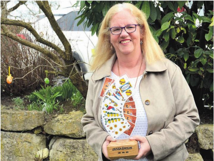 Angi Stimpfl mit dem Pokal für die Jasskönigin, den sie schon dreimal entgegennehmen konnte. Klappt es auch bei der vierten Teilnahme im April? Bilder: Chregi Hansen / Screenshot