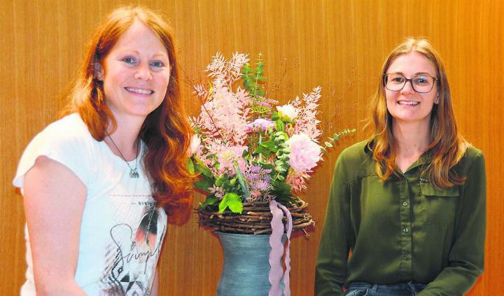Sie sind mit dem Ergebnis der Jahresrechnung 2024 sehr zufrieden: Frau Gemeindeammann Renate Ballmer (links) und Daria D’Alessio, Leiterin Abteilung Finanzen und Steuern. Bild: Roger Wetli