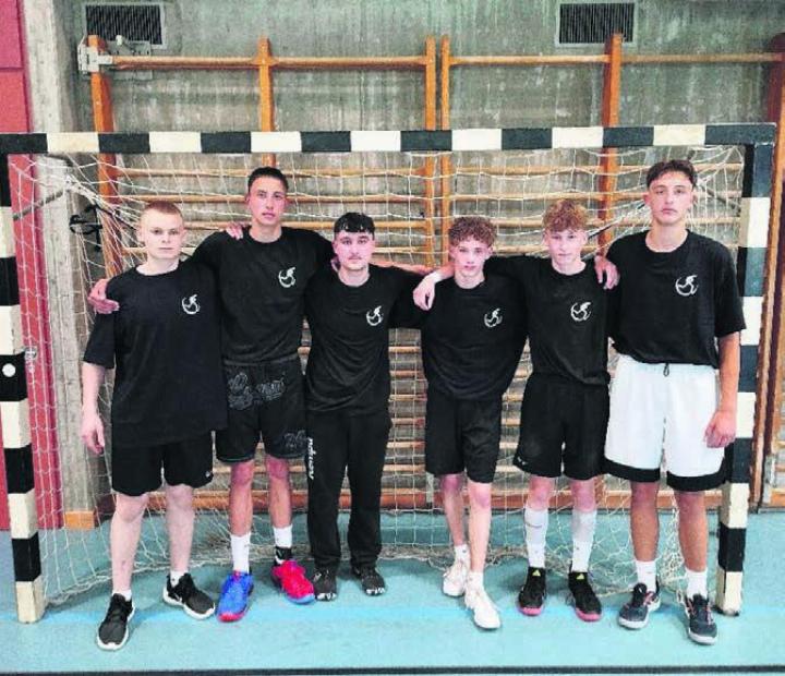 Das erfolgreiche Team (von links nach rechts): Igor Lutsenko, Diego Malbasic, Jan Kohlreiter, Marwin Hartig, Timo Schneider, David Malbasic. Betreut wurde das Team von Turn- und Sportlehrer Gabriel Haller. Bild: zg
