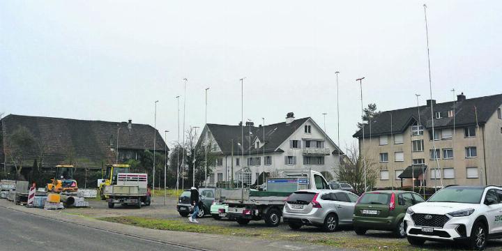 Hier soll der neue Wohnbau der Ortsbürger einst stehen. Heute befindet sich dort eine Brache, die als Parkplatz genutzt wird. Bilder: Roger Wetli / zg