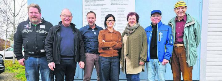 Den Generationenwechsel vollzogen (von links): Lars Helsing (neuer Hüttenwart), Oskar Koch (Vizepräsident), Jonas Wermelinger (Präsident der Genossenschaft), Sandra Wermelinger (Kassierin), Hildegard Hilfiker (Aktuarin), Hanspeter Meyer (abtretender Präsident) und Niklaus Meyer (abtretender Hüttenwart). Bild: zg
