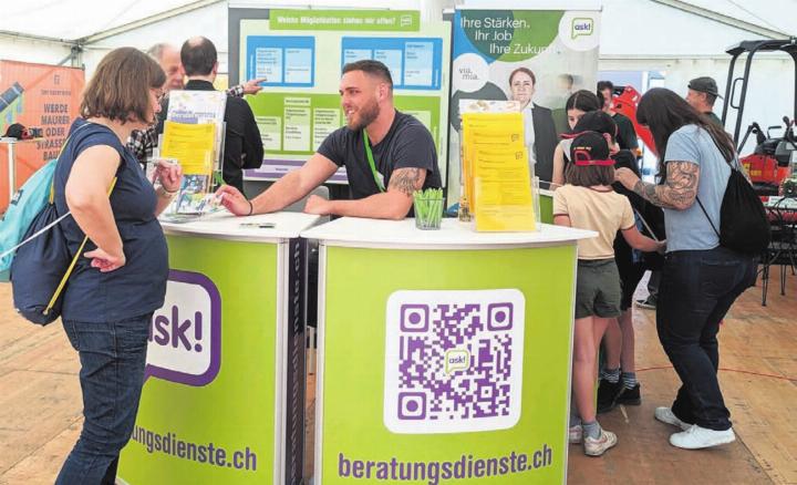 An den Ständen von ask! werden die jungen Menschen beraten und das Bildungssystem wird erklärt. Bild: pd