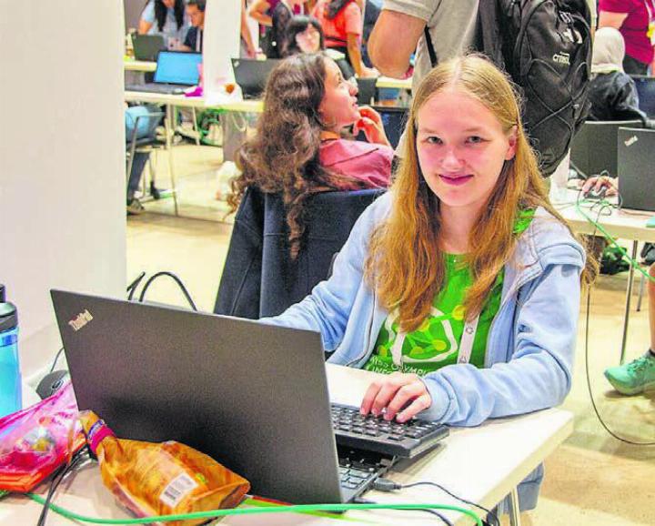 Glänzt am Computer: die junge Bremgarterin Seraina Maag. Bild: zg