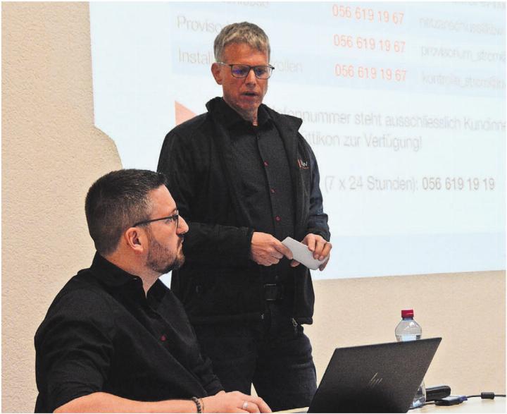Simon Zubler (stehend) informierte die Bevölkerung darüber, was gleich bleibt und was sich ändert. Bild: Annemarie Keusch Simon Zubler (stehend) informierte die Bevölkerung darüber, was gleich bleibt und was sich ändert. Bild: Annemarie Keusch