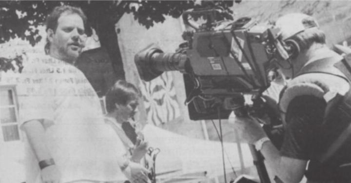 «Howdy»-Sänger Renato Rocchinotti lässt sich im «Donnschtig-Jass» von den TV-Leuten ins rechte Bild setzen. Bild: Archiv