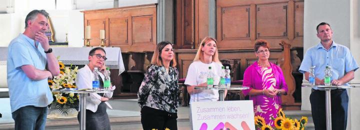 Podium mit lokaler Polit-Prominenz und drei Grossratsmitglieder (v. l.) Stefan Dietrich, SP, Bremgarten; Caritas-Präsidentin Elisabeth Burgener, je eine junge Frau aus dem Iran und der Ukraine; Rita Brem-Ingold, Mitte, Oberwil-Lieli; Roland Vogt, SVP, Wohlen. Bilder: Daniel Marti