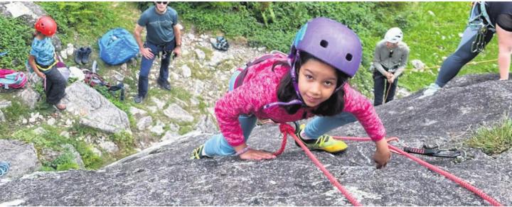 Mutige Kletterin vom SAC-Familienbergsteigen im Glarnerland. Bild: SAC Lindenberg