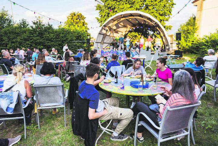 Die Übersehbar hat sich während der Sommerwochen etabliert als ungezwungener Treffpunkt mit kulturellen Leckerbissen. Daran soll sich auch am neuen Standort nichts ändern. Bild: zg