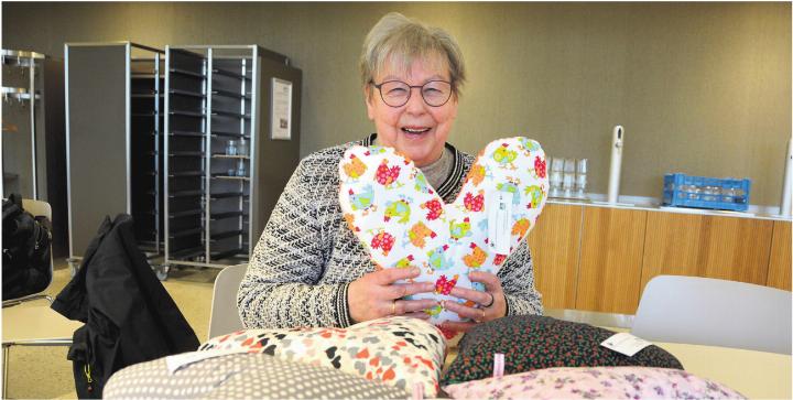 Jolanda Knopf und ihre Kolleginnen von den Landfrauen Bremgarten-Zufikon finden im Nähen von Kissen eine grosse Genugtuung. Bild: Roger Wetli