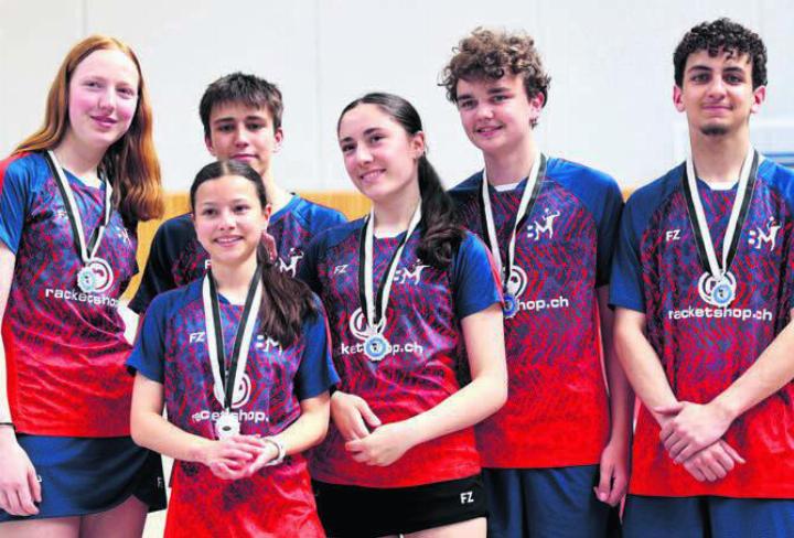 Zufikon 1 sicherte sich das Ticket für den Schweizerischen Schulsporttag in Luzern: (v. l.) Sara Singeisen, Jana Gysler, Yanis Reier, Selina Steger, Nils Erne und Vinicius Villavieja. Bild: zg