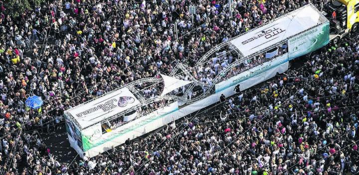 Das Lovemobile des Wohlers Nino Taglialatela wird am Samstag wieder durch die tanzenden Besuchermassen durchschlängeln. Es werden bis zu einer Million Menschen an der Streetparade in Zürich erwartet.